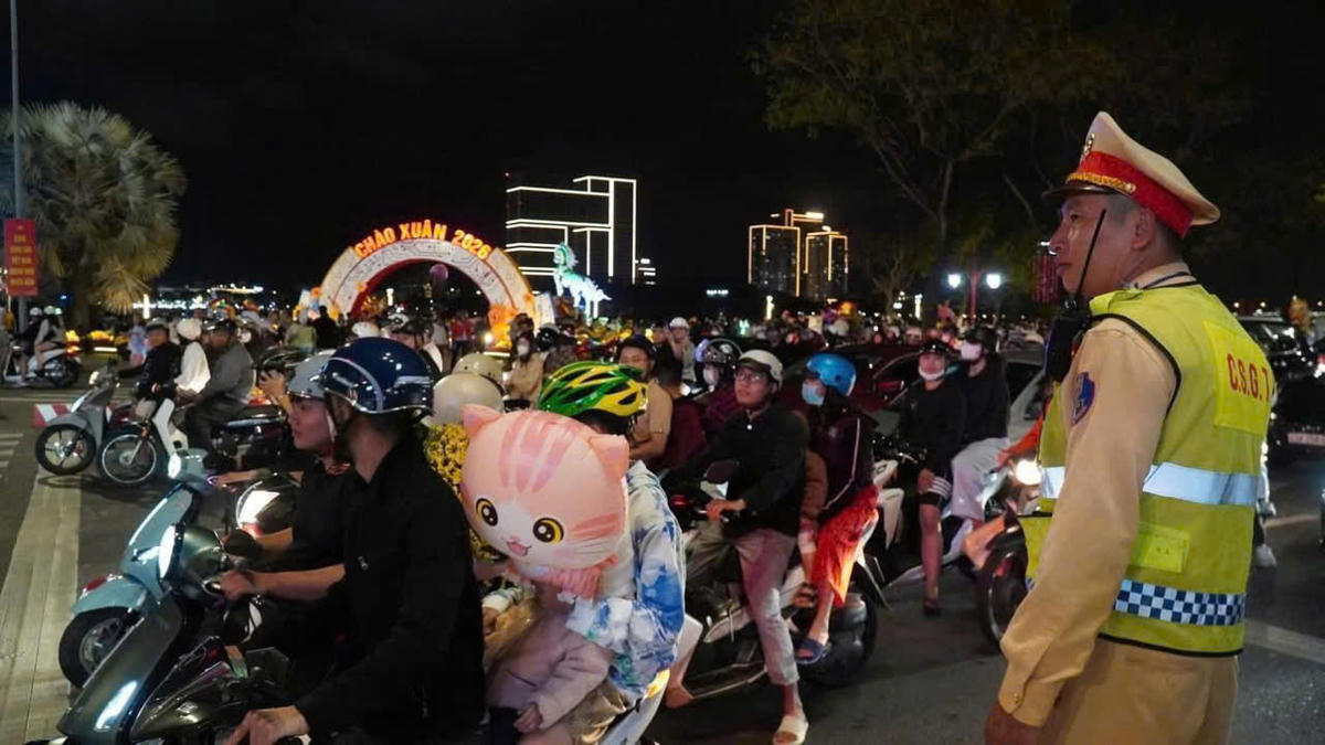 CSGT, Công an TP Đà Nẵng hướng dẫn người dân tham gia giao thông đảm bảo an toàn. Ảnh: CV.