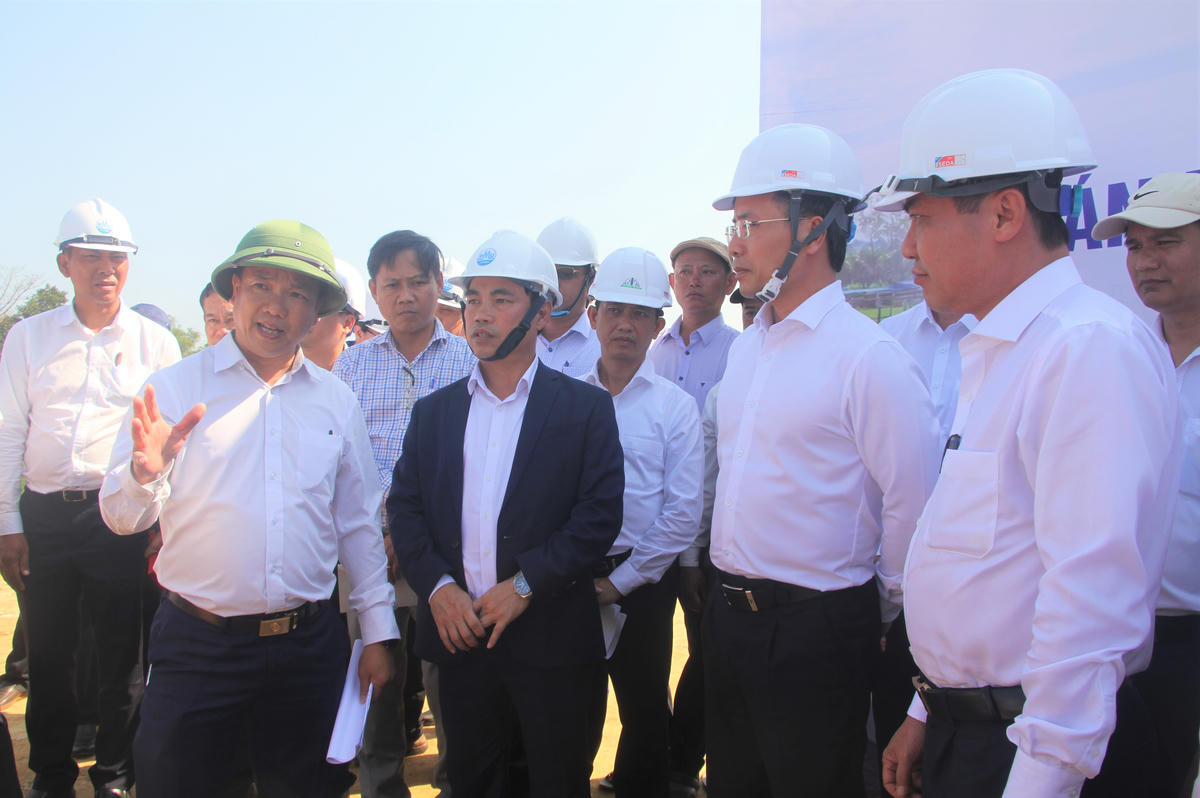 Chủ tịch UBND TP Đà Nẵng Phạm Đức Ấn (ở giữa) kiểm tra Dự án liên kết vùng miền Trung. Ảnh: Nguyễn Tín.