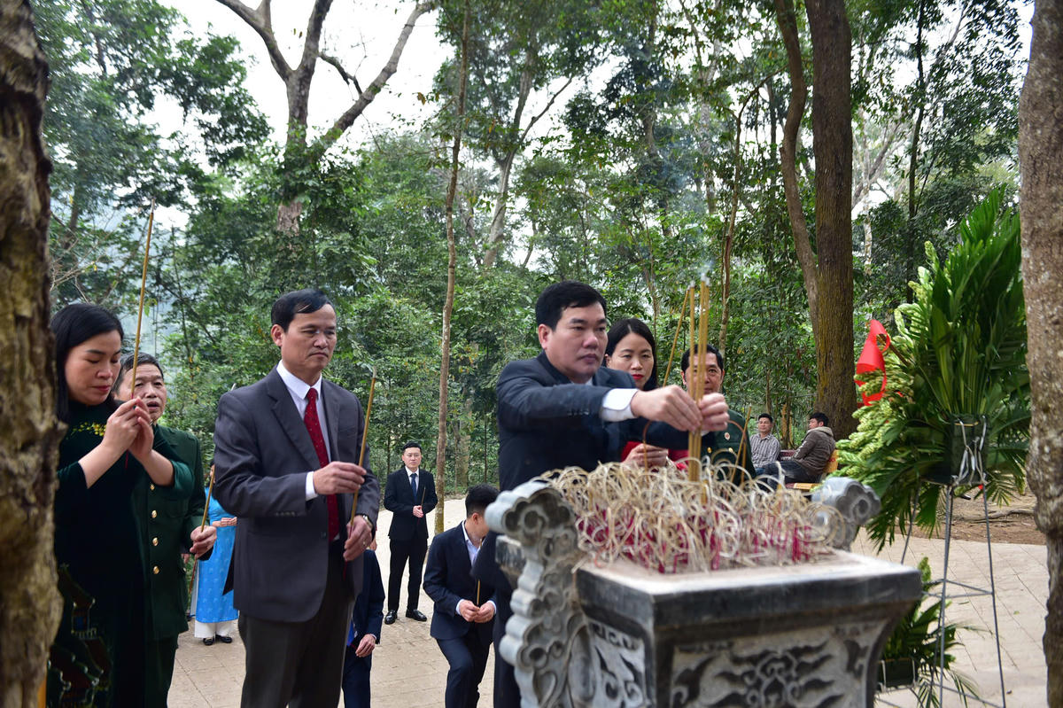 Các đại biểu làm Lễ dâng hương, hoa tại Lán Nà Nưa, Tân Trào. Ảnh: Xuân Trường.