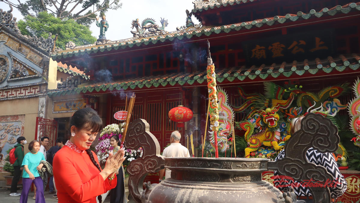 Người dân TP Hồ Chí Minh dự lễ khai hạ - cầu an đầu xuân tại Lăng Ông Bà Chiểu