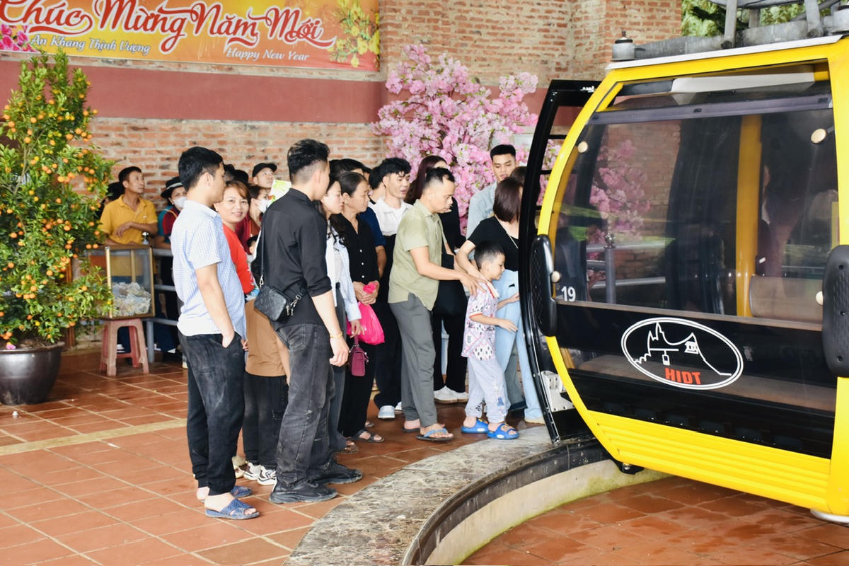 Du khách tham quan chùa Hương Tích. Ảnh: Thanh Thuỷ.