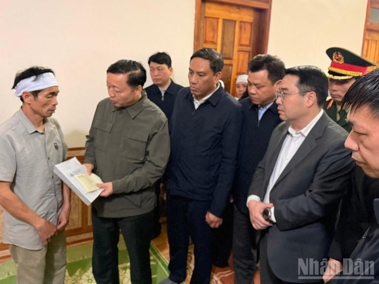 Phó Thủ tướng trao hỗ trợ cho các gia đình nạn nhân.