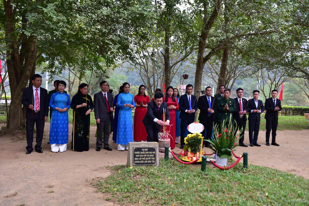 Các đại biểu dâng hương, dâng hoa tại "Hòn đá thề" trước Đình Tân Trào. Ảnh: Xuân Trường.