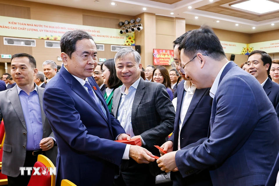 Chủ tịch Quốc hội Trần Thanh Mẫn chúc Tết cán bộ, công chức Kiểm toán Nhà nước. (Ảnh: Doãn Tấn/TTXVN)