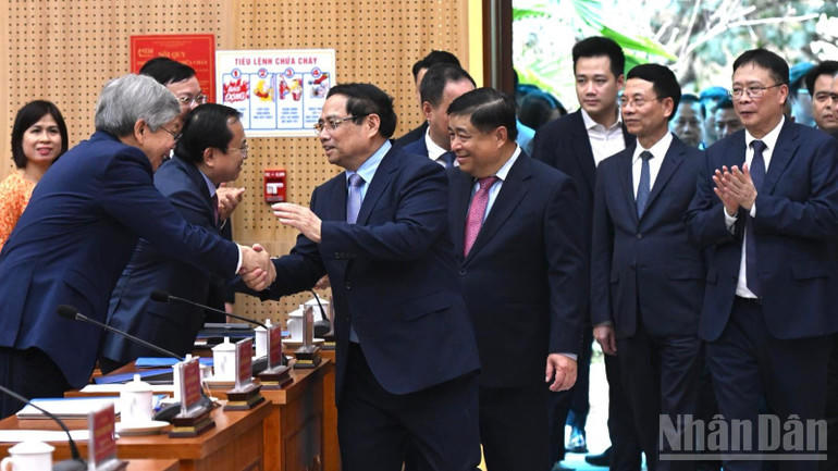 Thủ tướng Phạm Minh Chính bắt tay chúc mừng các nhà khoa học. (Ảnh: TRẦN HẢI).