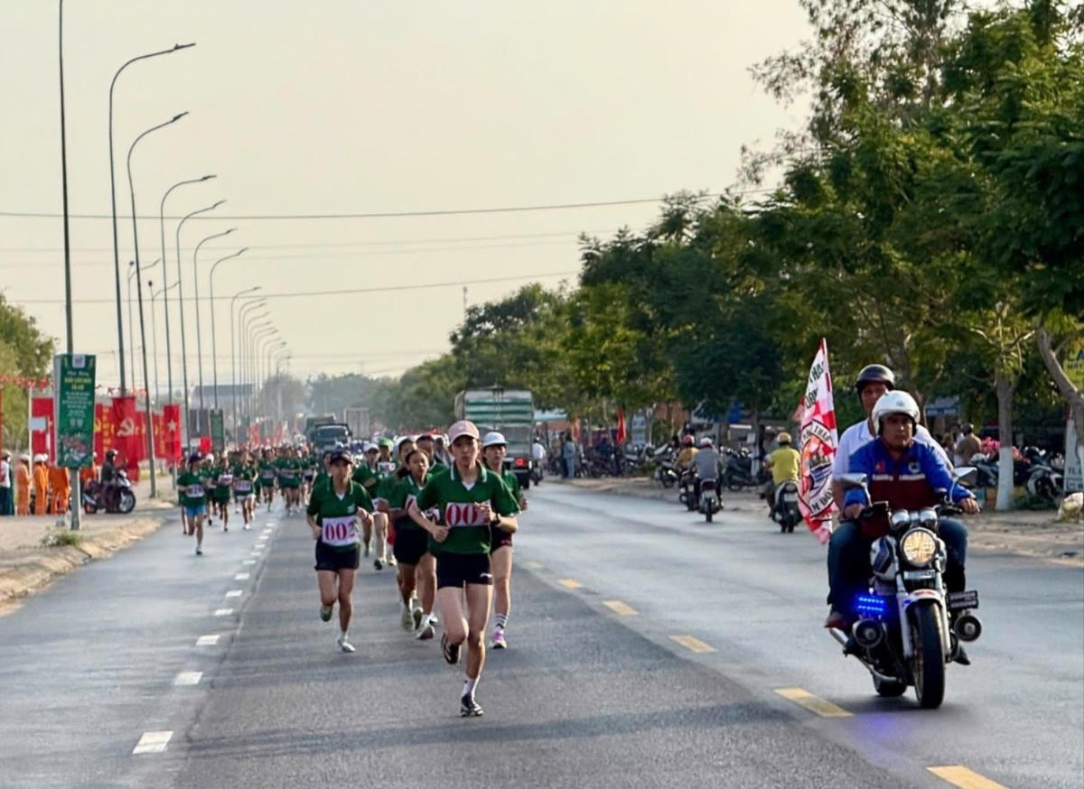 Các vận động viên phải trải qua gần 3.000m việt dã trước khi bước vào giai đoạn leo núi. Ảnh X.H