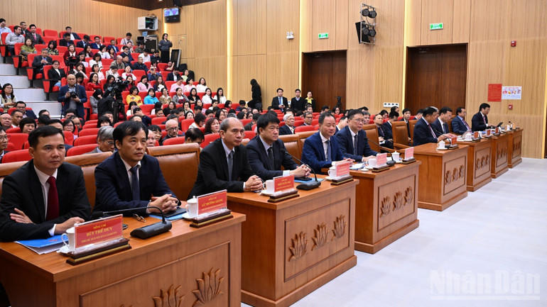 Các đại biểu tham dự buổi làm việc. (Ảnh: TRẦN HẢI).