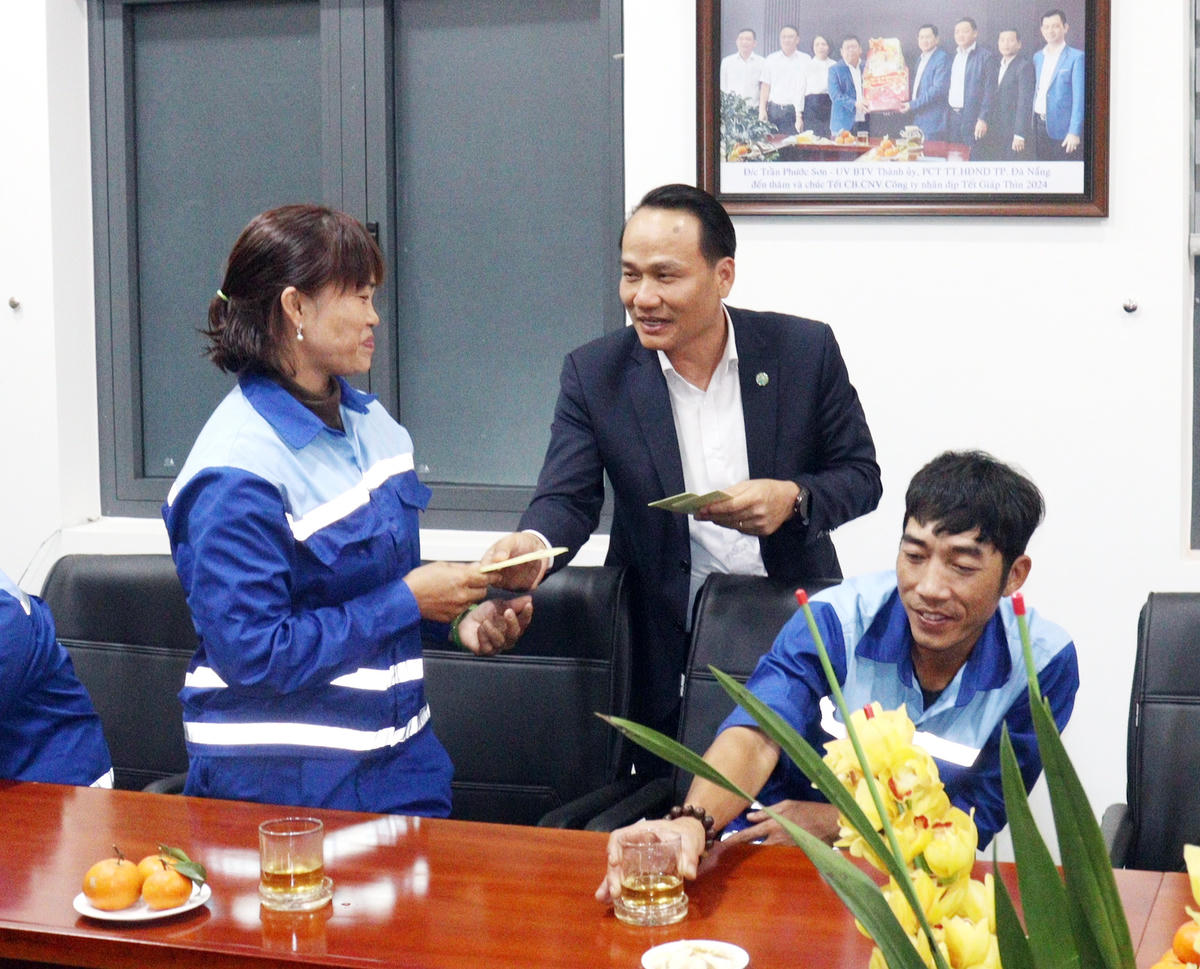 Phó Bí thư Thường trực Thành ủy Đà Nẵng Nguyễn Đình Vĩnh động viên và chúc Tết công nhân vệ sinh. Ảnh: Nguyễn Tú.