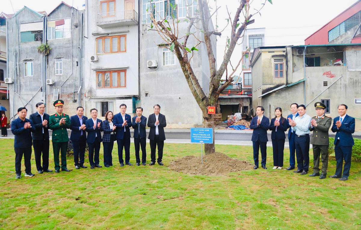 Lãnh đạo tỉnh Cao Bằng và phường Thục Phán dự lễ phát động Tết trồng cây năm 2026. Ảnh: UBND phường Thục Phán.