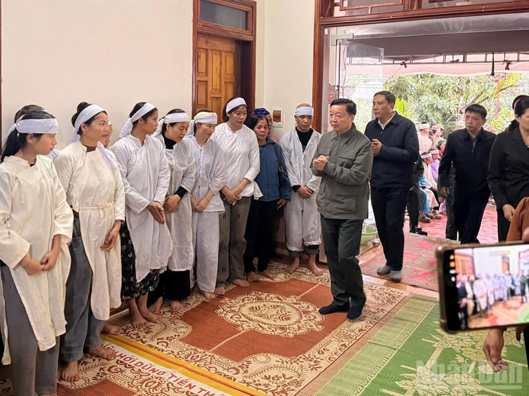 Phó Thủ tướng thăm hỏi các gia đình bị nạn.