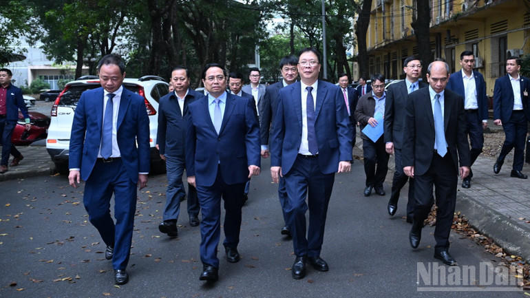 Thủ tướng Chính phủ Phạm Minh Chính tới thăm, làm việc với Viện Hàn lâm Khoa học và Công nghệ Việt Nam. (Ảnh: TRẦN HẢI).