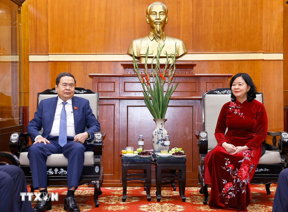  Chủ tịch Quốc hội Trần Thanh Mẫn trò chuyện với Chủ tịch UBTƯ MTTQ Việt Nam Bùi Thị Minh Hoài.&nbsp;Ảnh: Doãn Tấn/TTXVN.