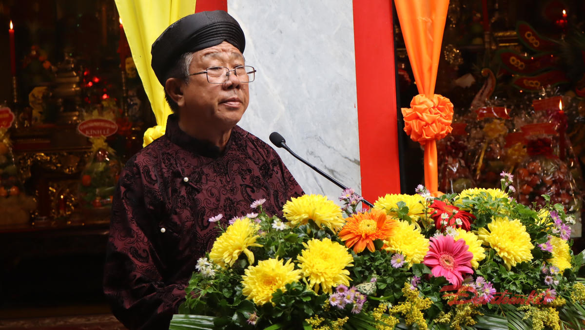 Đại diện Lăng Ông Bà Chiểu phát biểu khai hạ - cầu an. Ảnh: Hồng Phúc.