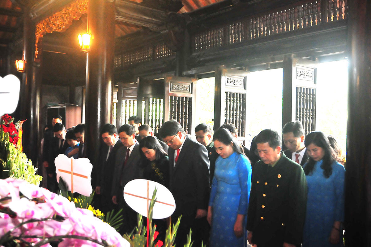 Các đại biểu kính cẩn dâng hương, dâng hoa&nbsp;tại Đền thờ Chủ tịch Hồ Chí Minh. Ảnh: Xuân Trường.