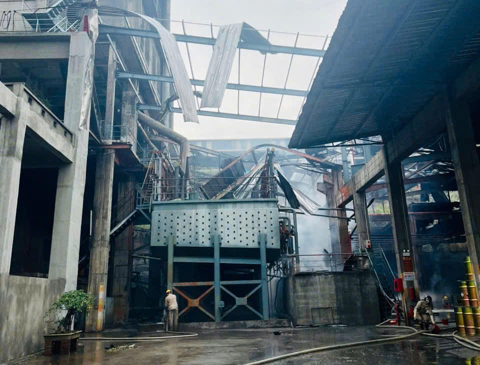 Vụ nổ tại lò sản xuất phốt pho của Công ty TNHH Phốt Pho Vàng Việt Nam khiến một người tử vong. Ảnh: H.N.