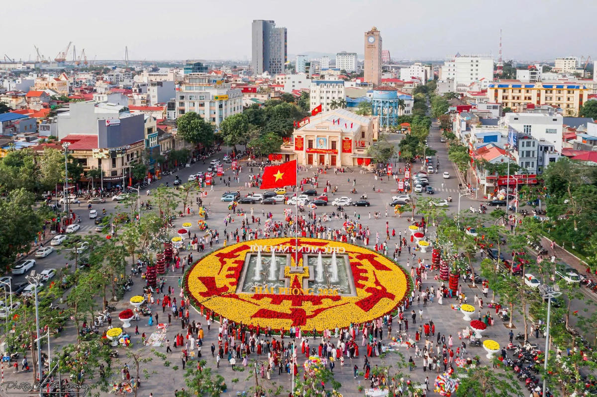 Đông đảo người dân và du khách check - in tại khu vực Quảng trường Nhà hát lớn thành phố vào dịp Tết Bính Ngọ. Ảnh: ĐT.&nbsp;