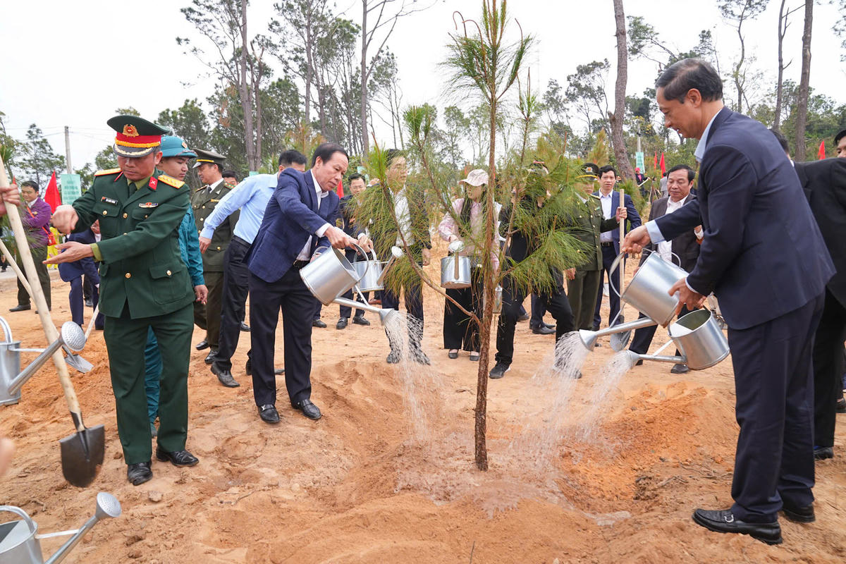 Bí thư Thành uỷ Hải Phòng Lê Tiến Châu trồng cây tại đồi 66, phường Đồ Sơn. Ảnh: ĐT.&nbsp;