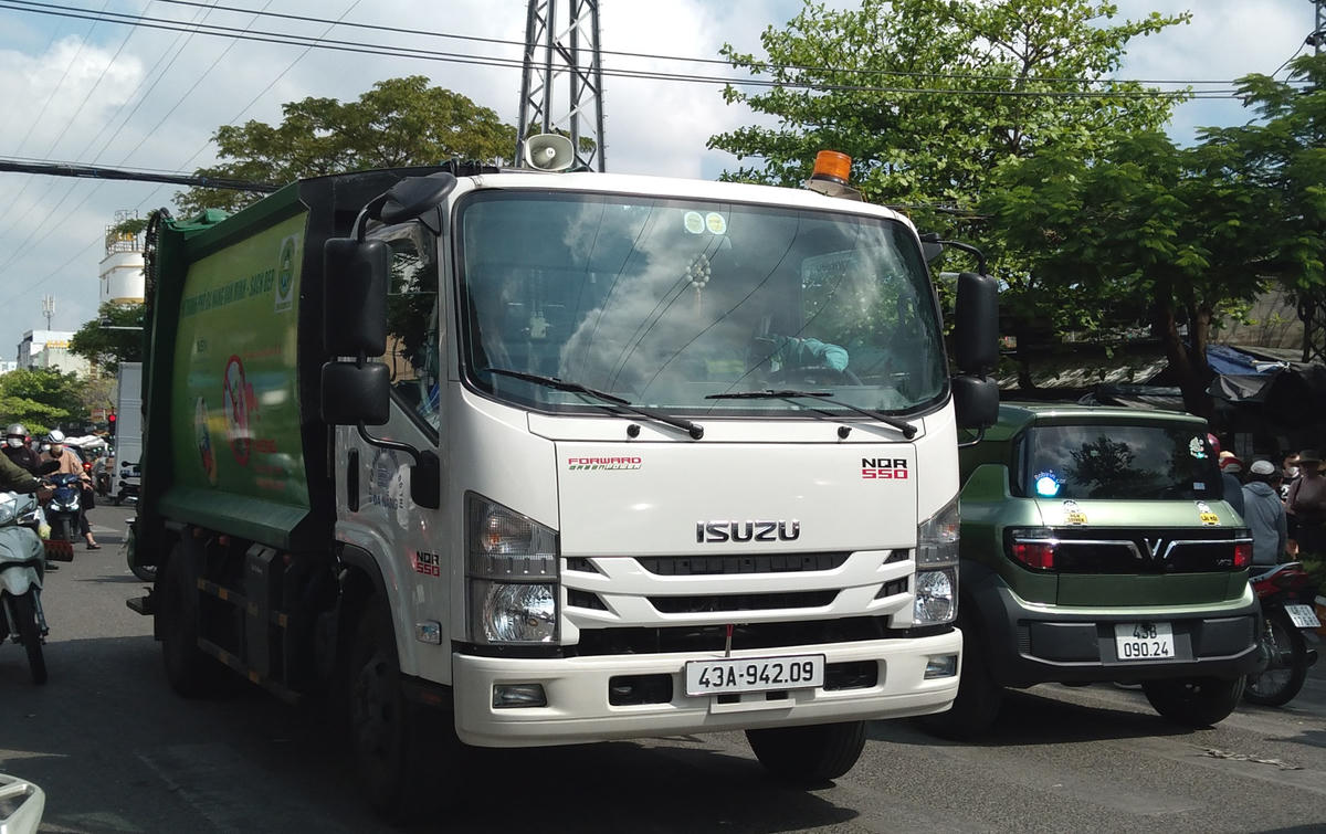 Công tác vệ sinh đô thị ở khu vực trung tâm thành phố trở lại bình thường từ ngày 22/2 (mùng 6 tháng Giêng). Ảnh: Nguyễn Tú.