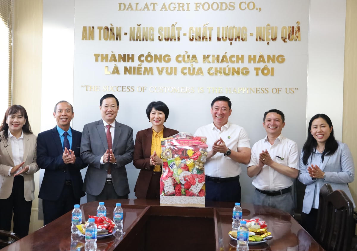Bà Phạm Thị Phúc, Phó Bí thư Tỉnh ủy, Chủ tịch Ủy ban MTTQ Việt Nam tỉnh Lâm Đồng cùng Đoàn công tác tặng quà, chúc mừng Xuân Bính Ngọ 2026 Công ty Cổ phần Nông sản thực phẩm Lâm Đồng. Ảnh X.H