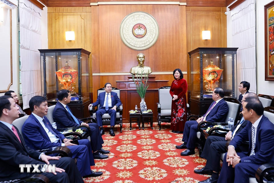 Thay mặt Đoàn Chủ tịch UBTƯ MTTQ Việt Nam, Chủ tịch UBTƯ MTTQ Việt Nam Bùi Thị Minh Hoài trân trọng cảm ơn sự quan tâm sâu sắc của Chủ tịch Quốc hội Trần Thanh Mẫn dành cho MTTQ Việt Nam. Ảnh: Doãn Tấn/TTXVN.