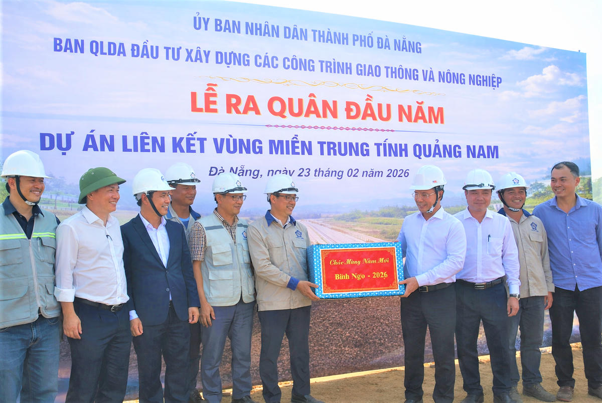 Chủ tịch UBND TP Đà Nẵng Phạm Đức Ấn (bên phải) tặng quà cho công nhân tại lễ ra quân đầu năm mới 2026. Ảnh: Tấn Thành.