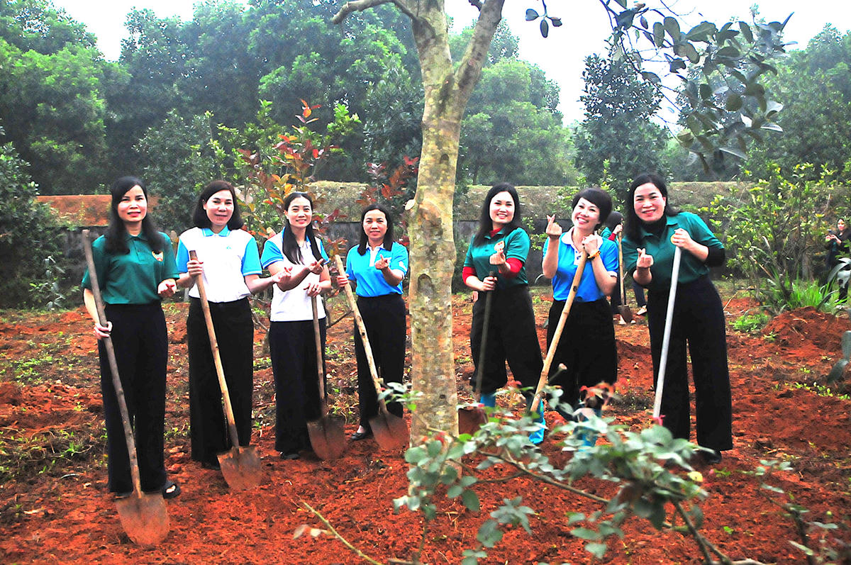 Trồng cây cho mùa xuân xanh thắm. Ảnh: Xuân Trường.