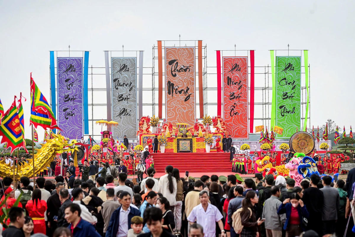 Theo UBND phường Tiên Sơn, lễ hội tịch điền Đọi Sơn có nguồn gốc từ mùa xuân năm 987, khi vua Lê Đại Hành đích thân về cánh đồng dưới chân núi Đọi cày ruộng. Ảnh: X.L