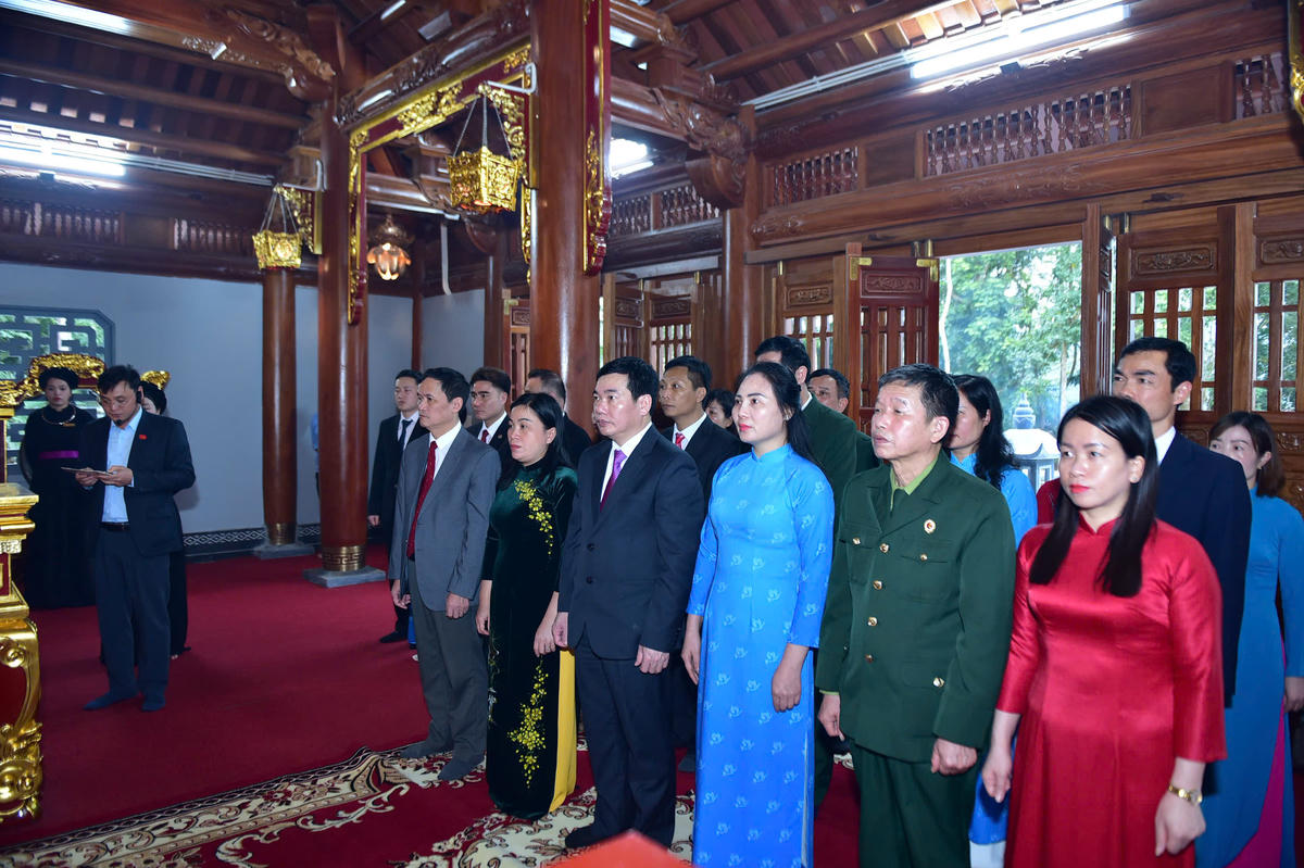 Các đại biểu dâng hương, dâng hoa tại Khu tưởng niệm Chủ tịch Hồ Chí Minh và các vị tiền bối cách mạng.