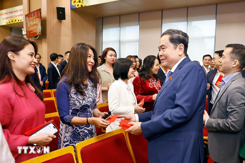 Chủ tịch Quốc hội Trần Thanh Mẫn chúc Tết cán bộ, công chức Kiểm toán Nhà nước. (Ảnh: Doãn Tấn/TTXVN)