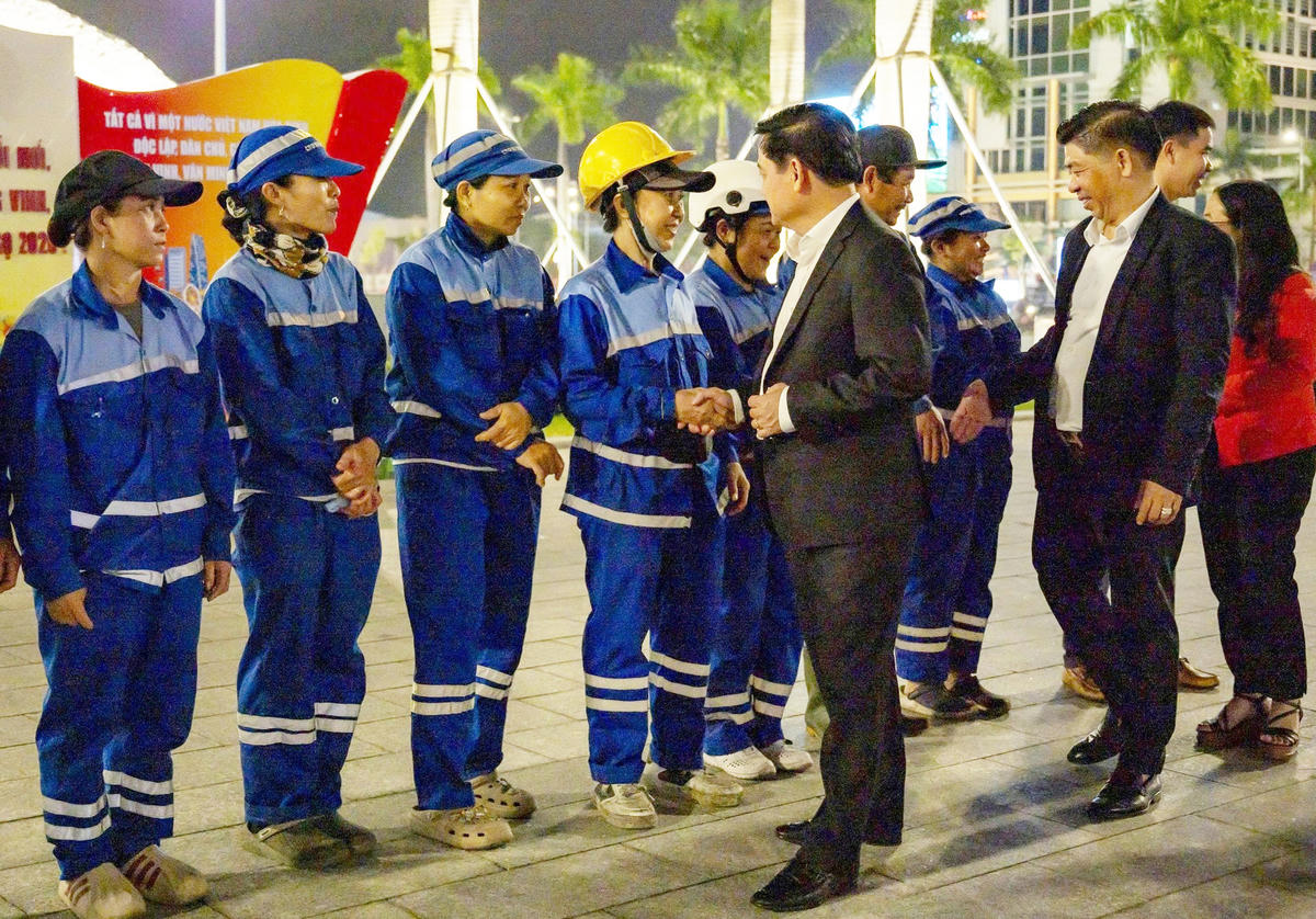 Lãnh đạo Đảng ủy, UBND phường Hòa Cường TP Đà Nẵng động viên, chúc Tết các công nhân môi trường. Ảnh: Nguyễn Tú.