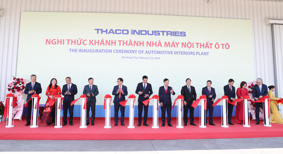 Lãnh đạo TP Đà Nẵng thực nghi thức khánh thành nhà máy nội thất ô tô. Ảnh: Tấn Thành.