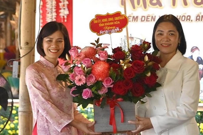 Bà Trần Thu Mai, Phó Chủ tịch Thường trực Ủy ban MTTQ Việt Nam tỉnh Khánh Hòa cùng đoàn công tác, thăm, chúc mừng năm mới tại Làng nghề Nha Trang xưa. Ảnh X.H.