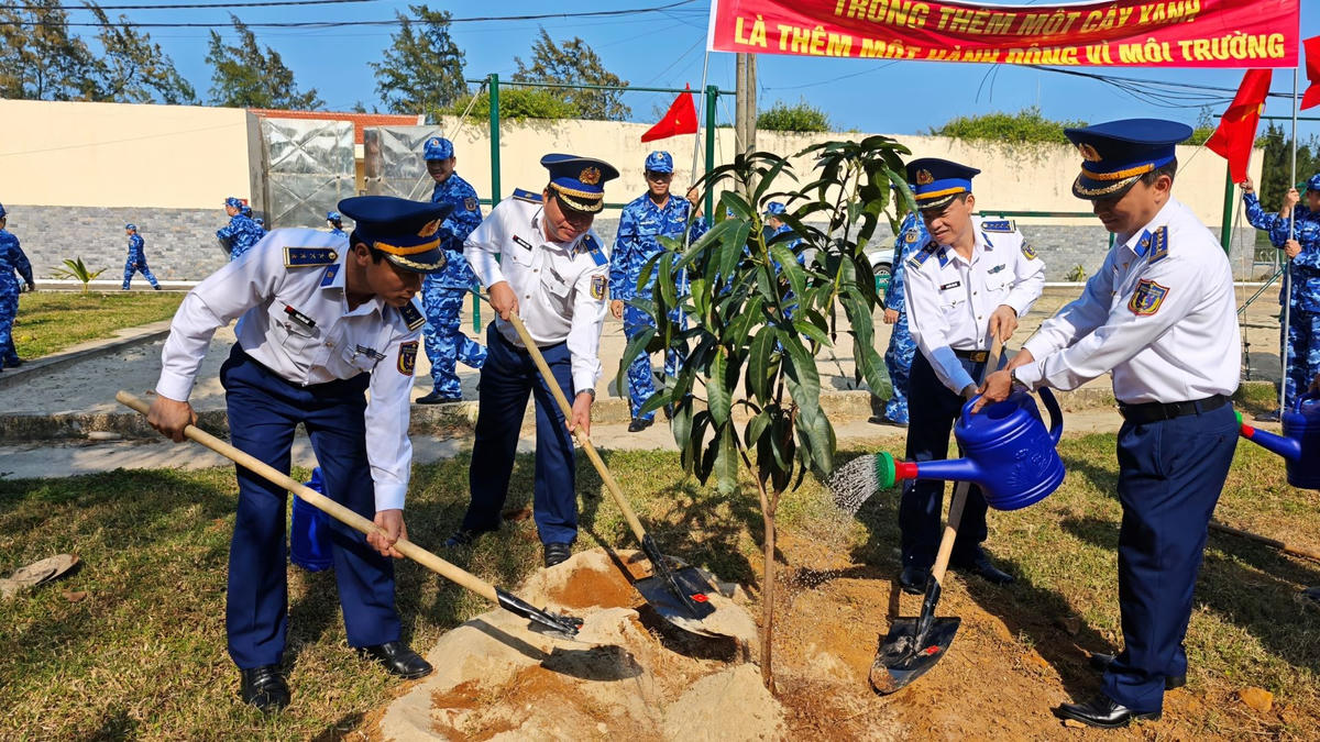 Thủ trưởng Bộ Tư lệnh Vùng Cảnh sát biển 2 trồng cây tại Lễ phát động “Tết trồng cây đời đời nhớ ơn Bác Hồ” chào Xuân Bính Ngọ năm 2026. Ảnh: CV.