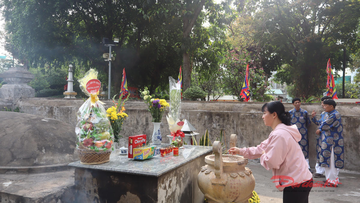 Người dân đến cầu an, cầu mưa thuận gió hoà, làm ăn may mắn tại Lăng Ông Bà Chiểu. Ảnh: Hồng Phúc.