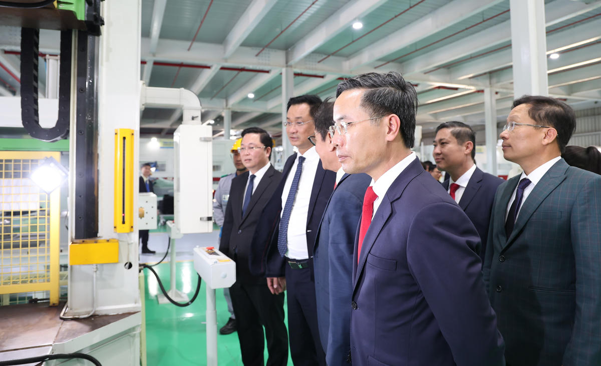 Lãnh đạo TP Đà Nẵng tham quan tại THACO. Ảnh: Nguyễn Tín.