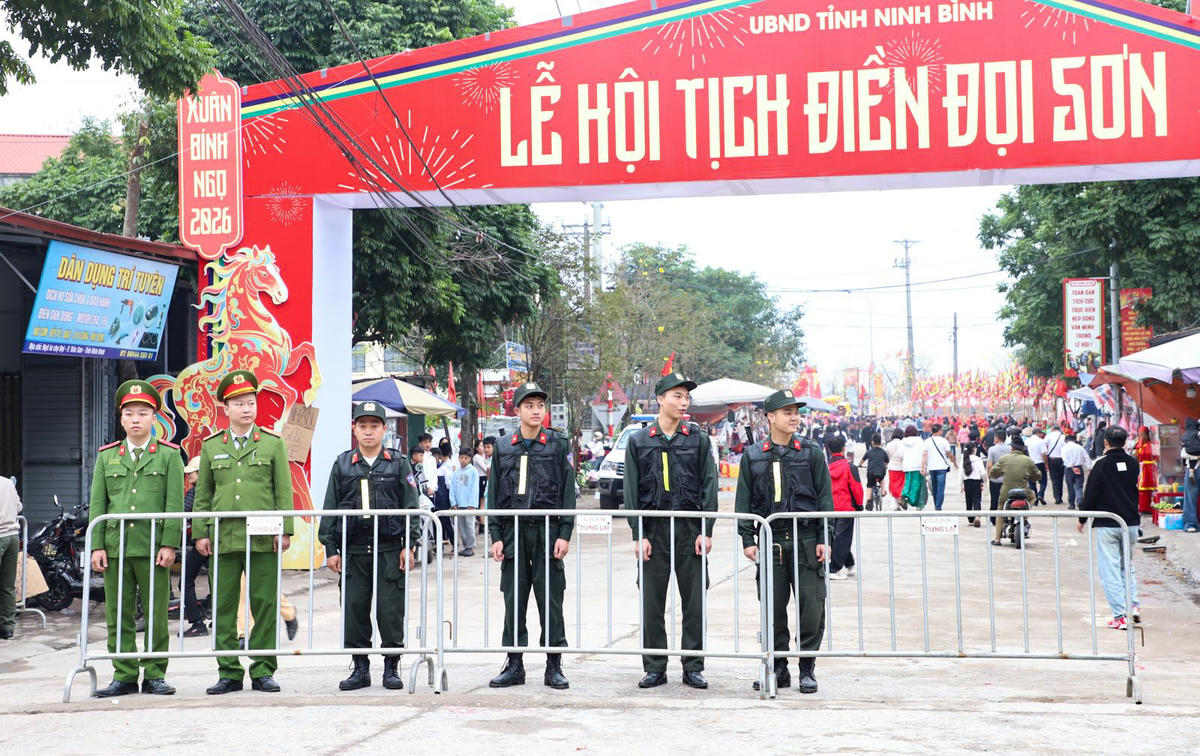 Lực lượng chức năng tăng cường công tác phân luồng giao thông, bảo đảm trật tự, phòng cháy chữa cháy và vệ sinh môi trường, tạo điều kiện thuận lợi để người dân và du khách tham dự lễ hội trong không khí an toàn, văn minh. Ảnh: Trung Dũng.