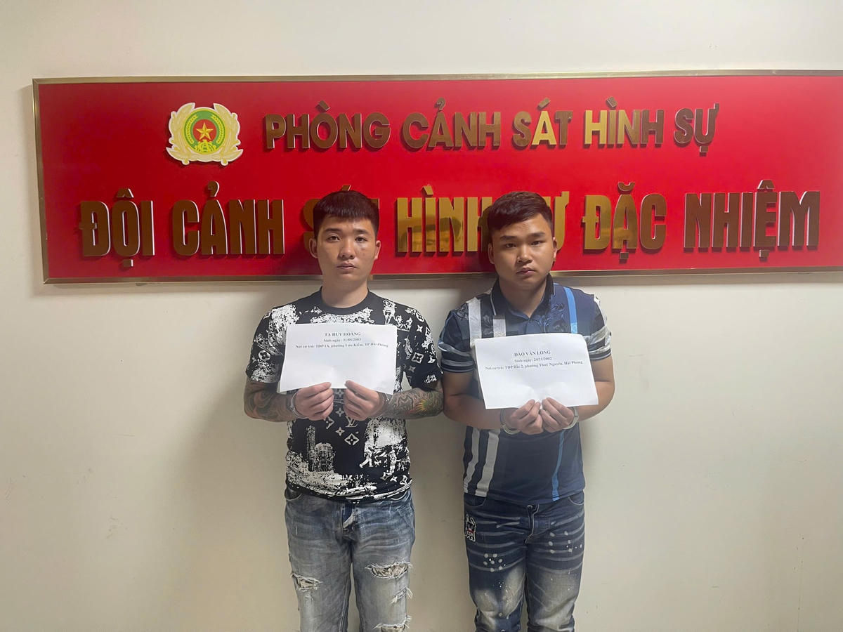 Các đối tượng Tạ Huy Hoàng và Đào Văn Long tại Phòng Cảnh sát hình sự. Ảnh: CATP.&nbsp;