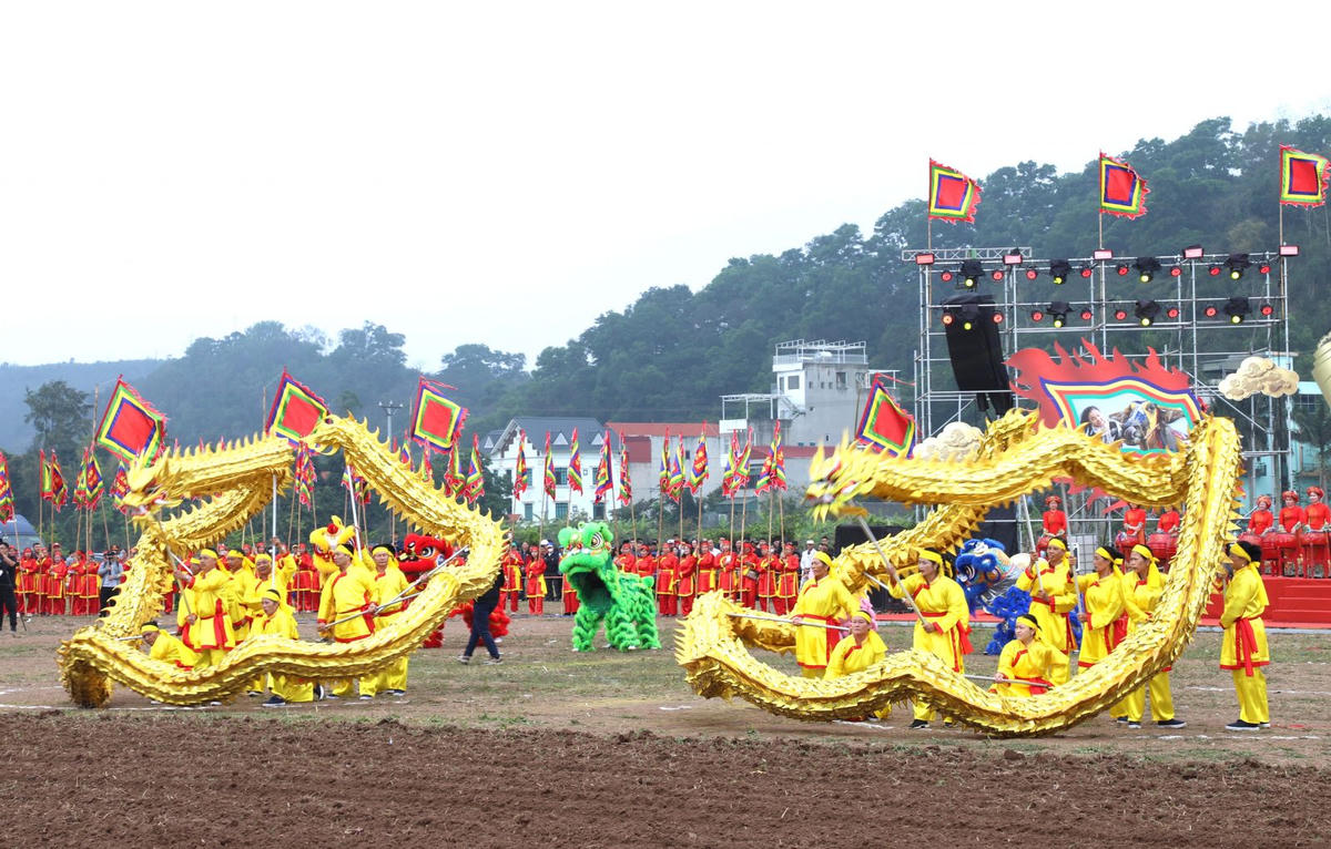 Từ sự kiện mang ý nghĩa chính trị - kinh tế và văn hóa sâu sắc ấy, nghi lễ 'vua xuống đồng” trở thành biểu tượng của tinh thần trọng nông, đề cao lao động sản xuất trong truyền thống dân tộc. Ảnh: Trung Dũng