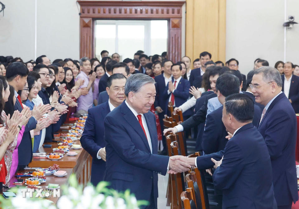 Tổng Bí thư Tô Lâm với cán bộ, công chức, viên chức, người lao động Văn phòng Trung ương Đảng. (Ảnh: Thống Nhất/TTXVN).