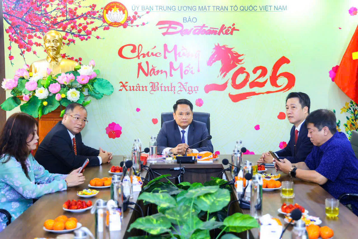 Tổng Biên tập Trương Thành Trung chúc mừng năm mới và phát động khí thế làm việc đầu xuân Bính Ngọ 2026. Ảnh: Quang Vinh.