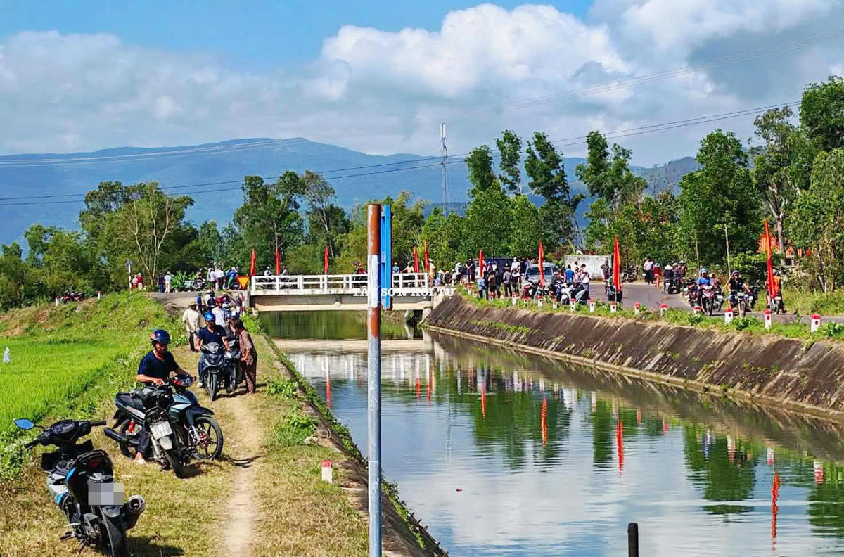 Khu vực nơi phát hiện 2 thi thể cùng chiếc xe ô tô. Ảnh: CV.