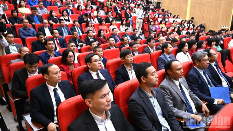 Các cán bộ, nhà khoa học thuộc Viện Hàn lâm Khoa học và Công nghệ Việt Nam tham dự buổi làm việc. (Ảnh: TRẦN HẢI).