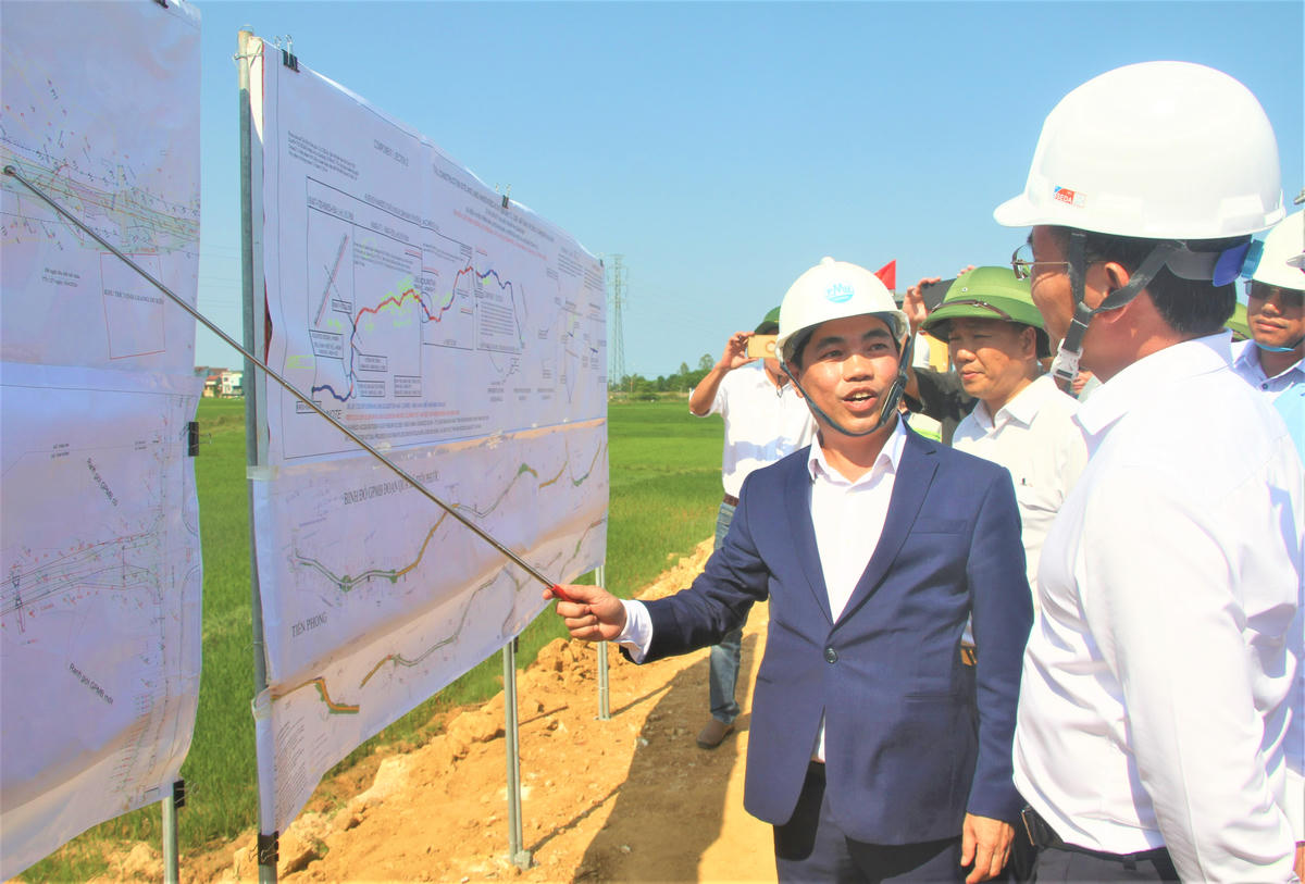 Ông Nguyễn Văn Thường, Giám đốc BQLDA Đà Nẵng báo cáo với tiến độ dự án liên kết vùng miền Trung với Chủ tịch UBND TP Đà Nẵng Phạm Đức Ấn. Ảnh: Chí Đại.