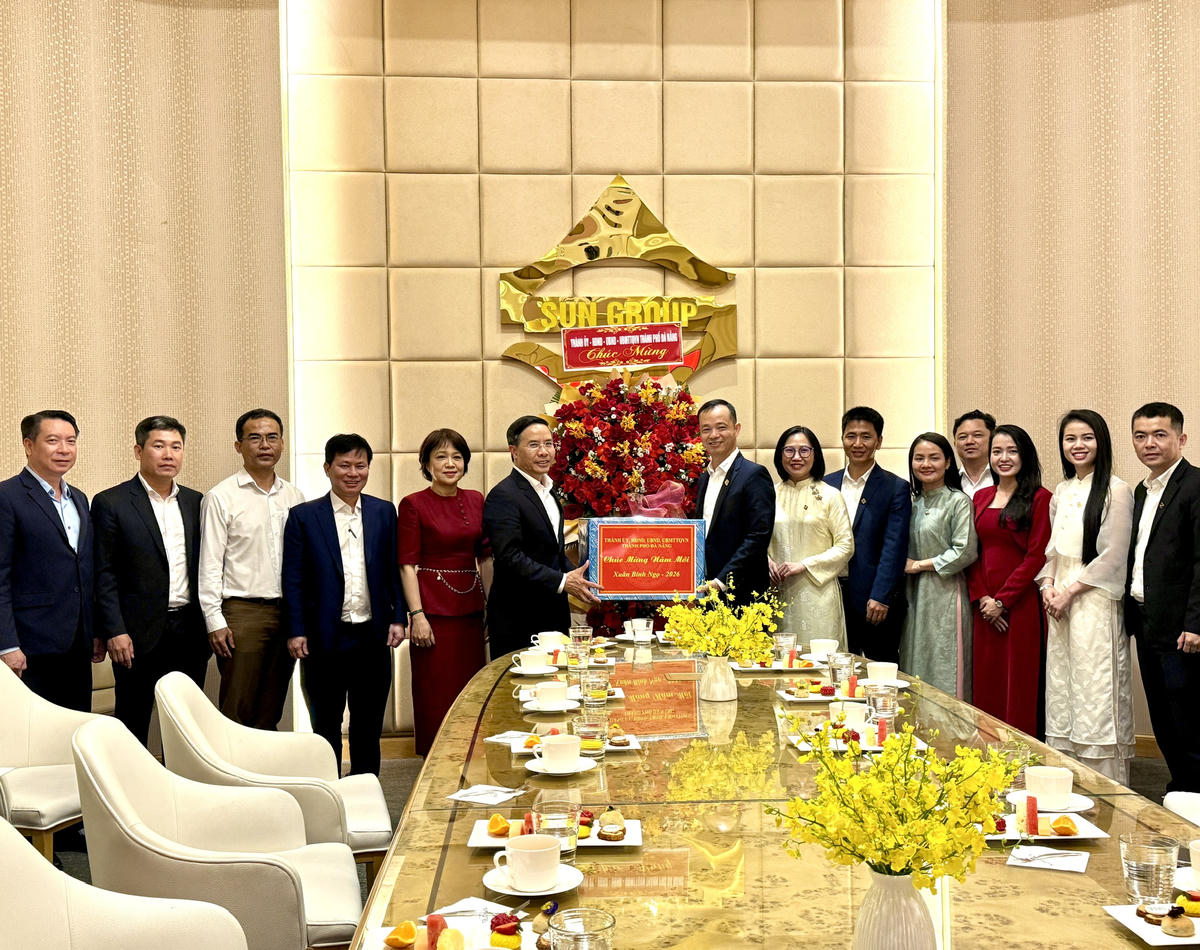 Ông Phạm Đức Ấn, Chủ tịch UBND TP Đà Nẵng thăm, tặng quà động viên ra quân đầu năm tại Tập đoàn Sun Group. Ảnh: Nguyễn Tú.