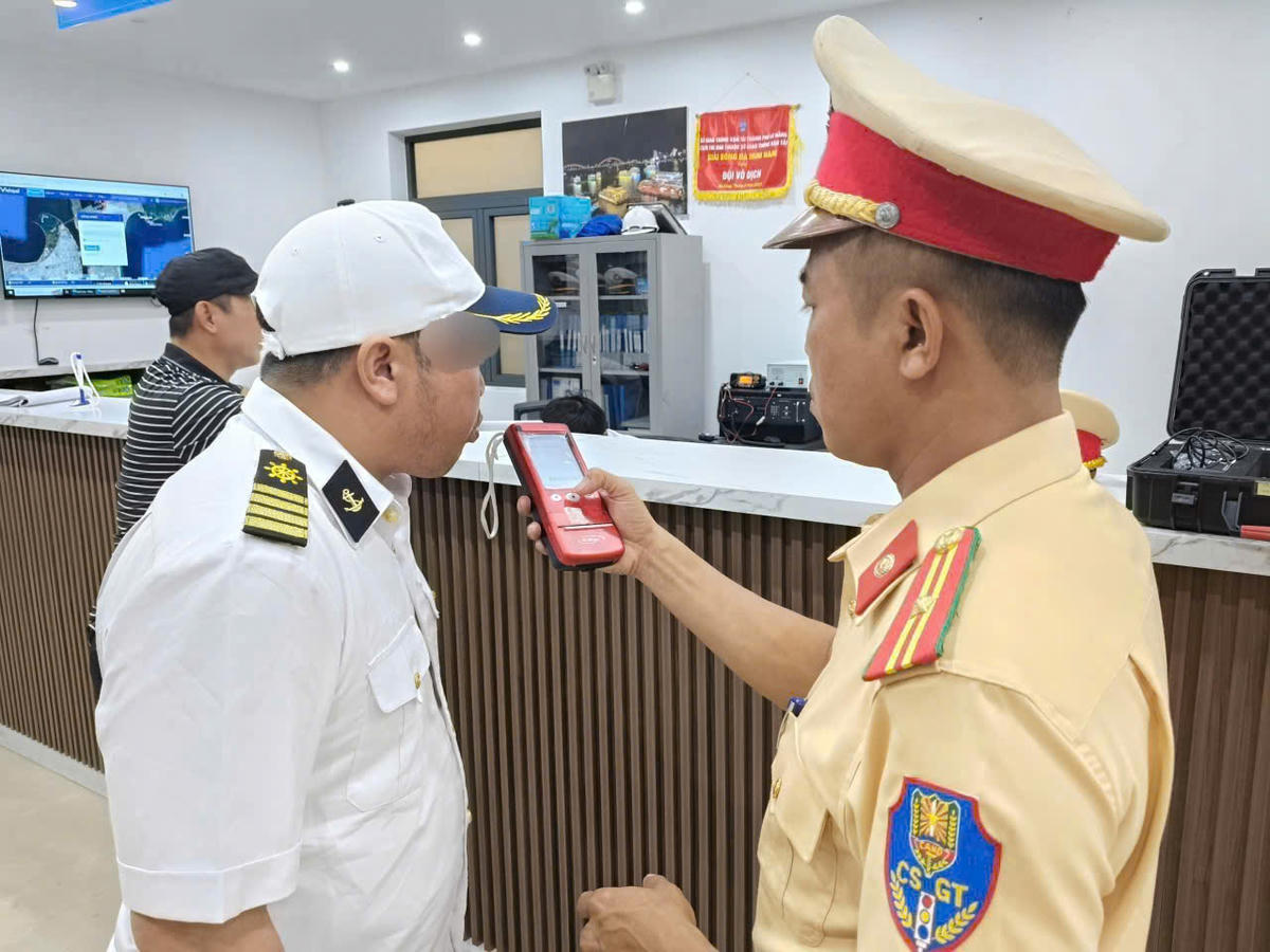 Lực lượng CSGT, Công an TP Đà Nẵng kiểm tra nồng độ cồn với người tham gia phương tiện dịp Tết. Ảnh: CV.