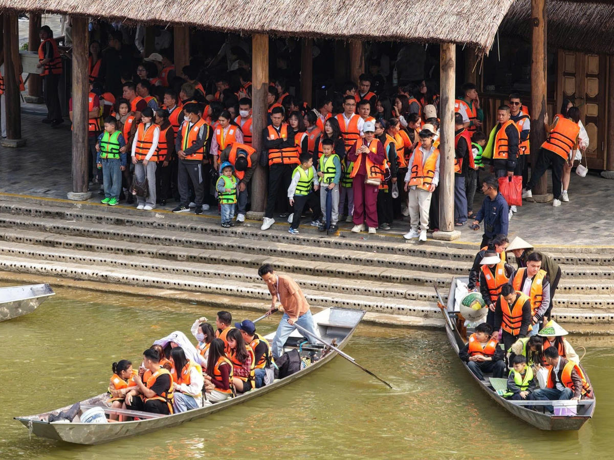 Du khách lên thuyền, khám phá hang Bụt ở Thung Nham. Ảnh: Đình Minh