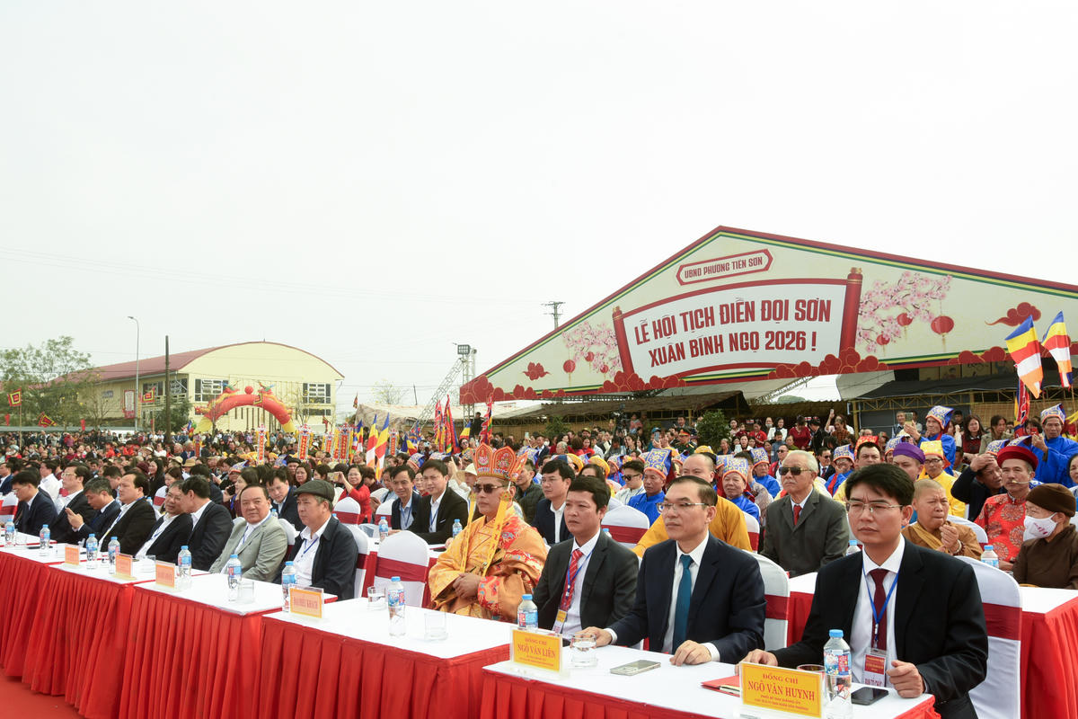 Ngay từ sáng sớm, hàng nghìn người dân và du khách đã đổ về dự lễ, tạo nên không khí rộn ràng, trang trọng trong những ngày đầu xuân. Ảnh: X.L