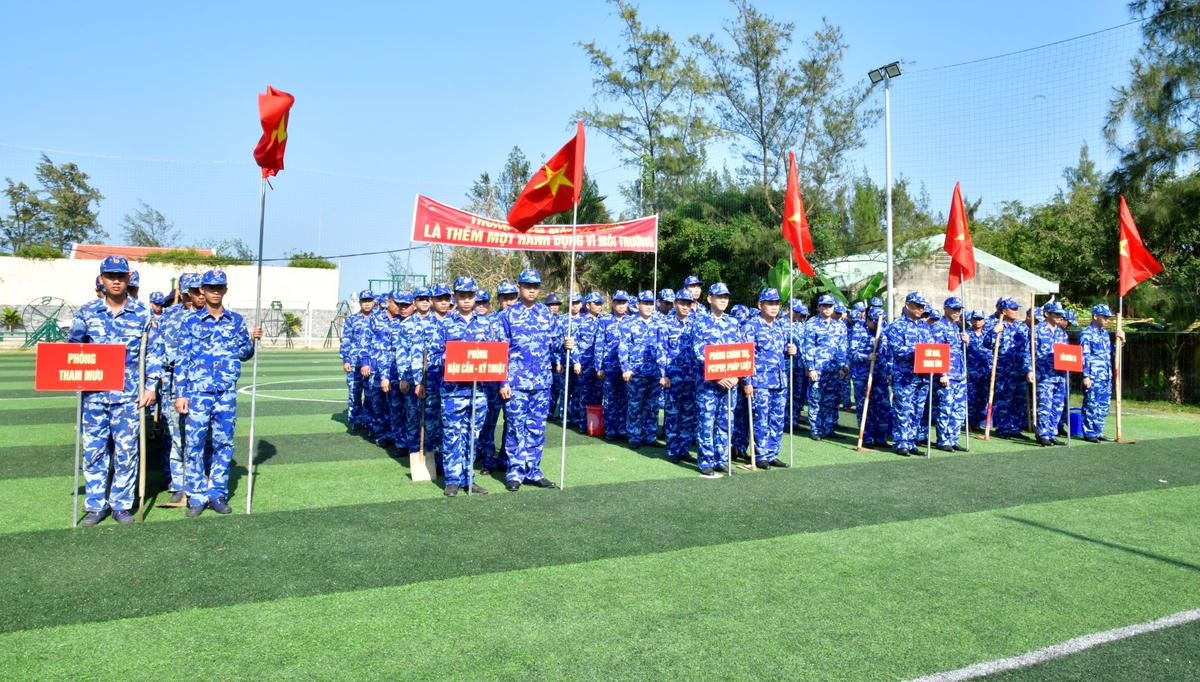 Cán bộ, chiến sĩ tham dự Lễ phát động “Tết trồng cây đời đời nhớ ơn Bác Hồ” chào Xuân Bính Ngọ năm 2026 tại Bộ Tư lệnh Vùng Cảnh sát biển 2. Ảnh: CV.