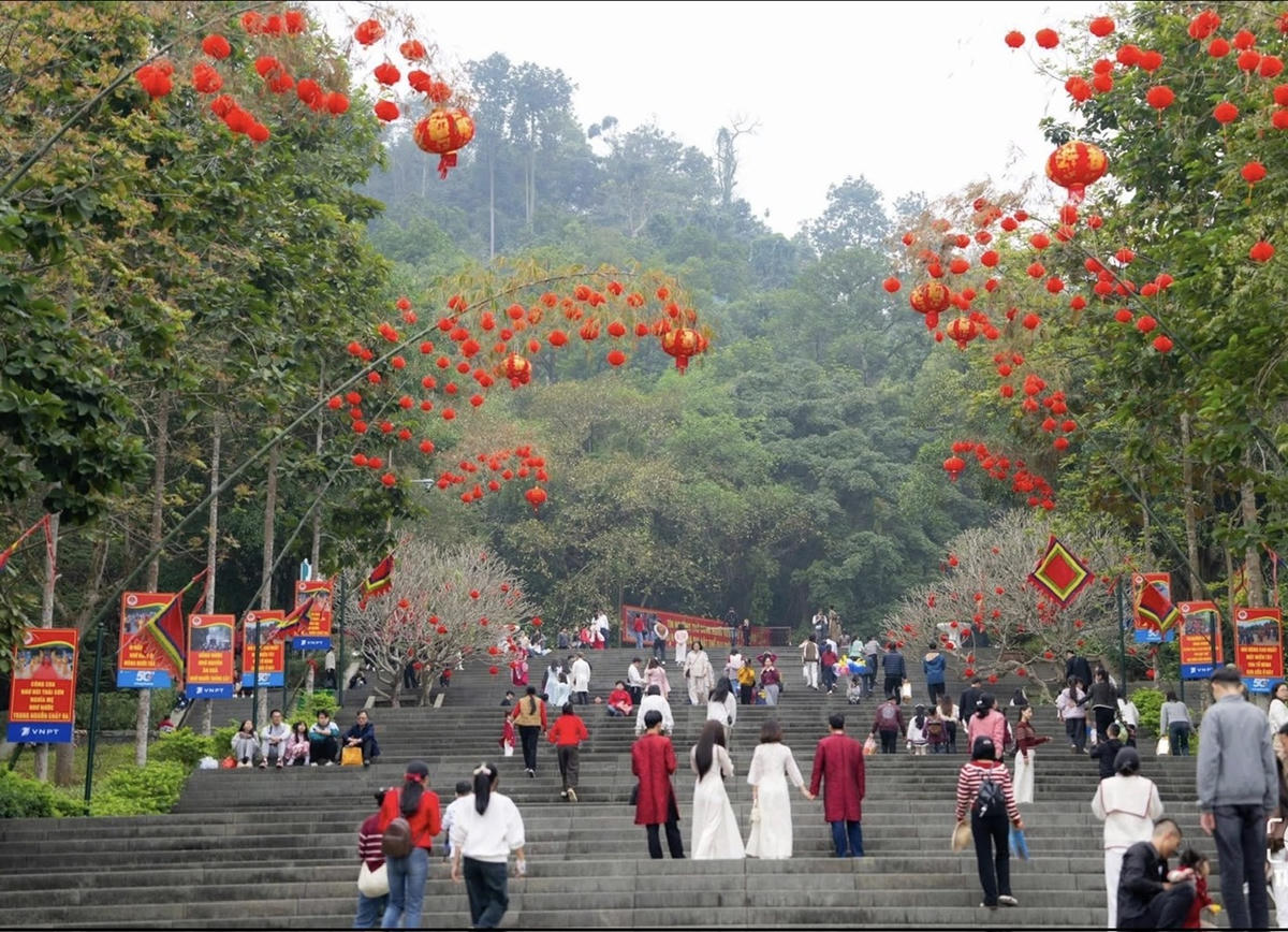 Du khách hành hương về Đền Hùng tăng đột biến ngay những ngày đầu xuân Bính Ngọ. 	Ảnh: T.D