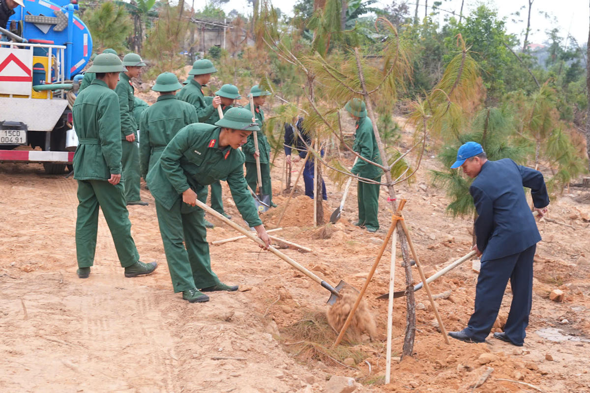 Các lực lượng tham gia trồng cây tại Lễ phát động. Ảnh: ĐT.&nbsp;